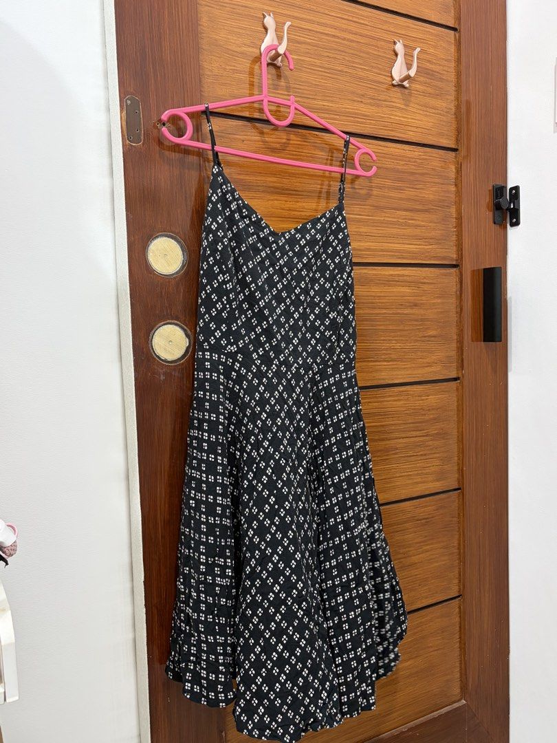 Old navy black dress (Category: Dresses) located in Guiguinto. Submitted by twinklingthreads (Listing ID 1466053481, Image 1). Description: - Color & Pattern: Black with small white diamond print - Style: Midi dress with thin spaghetti straps, sweetheart neckline, and flared A-line skirt - Length: Falls past the knees - Material: Lightweight, perfect for warm weather and casual outings - Condition: Excellent, no flaws spotted.