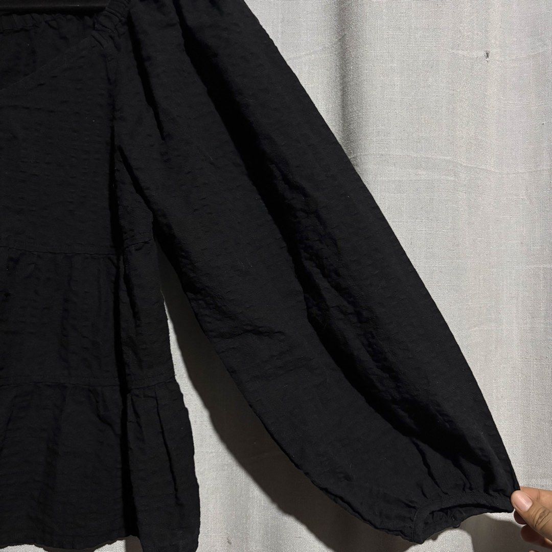 Old Navy Black Tiered Long-Sleeve Top (Category: Longsleeves) located in Tanjay. Submitted by febmarie (Listing ID 1466126947, Image 3). Description: 📍 Negros Oriental 📦 J&T — SF c/o buyer .