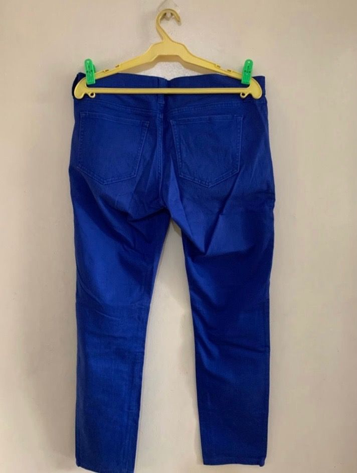 Old Navy Jeans Unisex (Category: Jeans) located in Valenzuela. Submitted by clickandshoppreloved (Listing ID 1466012005, Image 2). Description: Old Navy Jeans Unisex Onhand, Original (12 size Ontag) Waist : 32in Height: 35 Color : Blue (Excellent Condition, Good As New).
