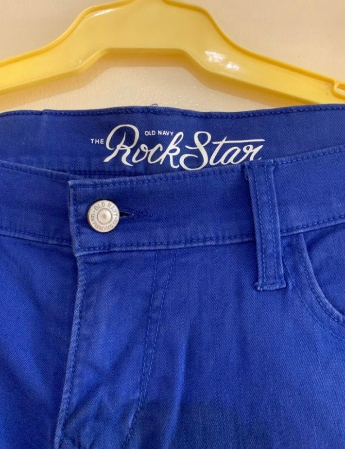 Old Navy Jeans Unisex (Category: Jeans) located in Valenzuela. Submitted by clickandshoppreloved (Listing ID 1466012005, Image 3). Description: Old Navy Jeans Unisex Onhand, Original (12 size Ontag) Waist : 32in Height: 35 Color : Blue (Excellent Condition, Good As New).