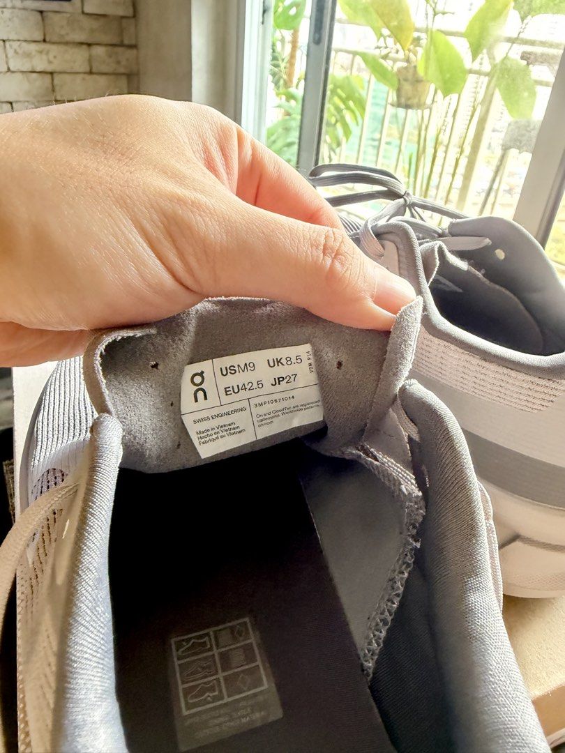 ON Cloudmonster Void - Alloy/Glacier (Category: Casual Shoes) located in Pasig City. Submitted by ryanlim1515 (Listing ID 1465996282, Image 3). Description: ON Cloudmonster Void – Alloy / Glacier 📌 Color: Alloy / Glacier 📌 Size: US 9 ; EU 42.5 📌 Condition: Like new 📌 With original box: Yes ✨ Details: * Authentic ON Cloudmonster Void * Colorway: Alloy / Glacier * Max-cushioned CloudTec® platform * Helion™ superfoam for responsive cushioning * 
