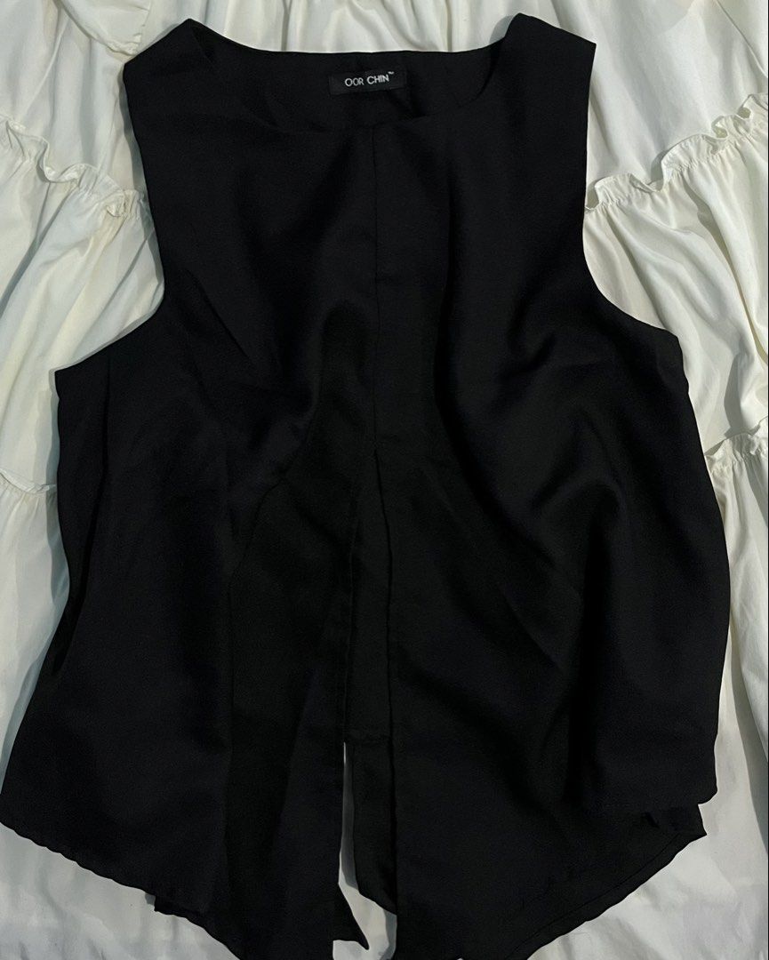 Oor Chin Black Sleeveless Top (Category: Sleeveless) located in Kapalong. Submitted by elleclo (Listing ID 1466095439, Image 1). Description: - Detail: Chic split back hem design NOTE: 🖇️ first to pay basis 🖇️ no return/exchange 🖇️mop: gcash, gotyme & maribank .