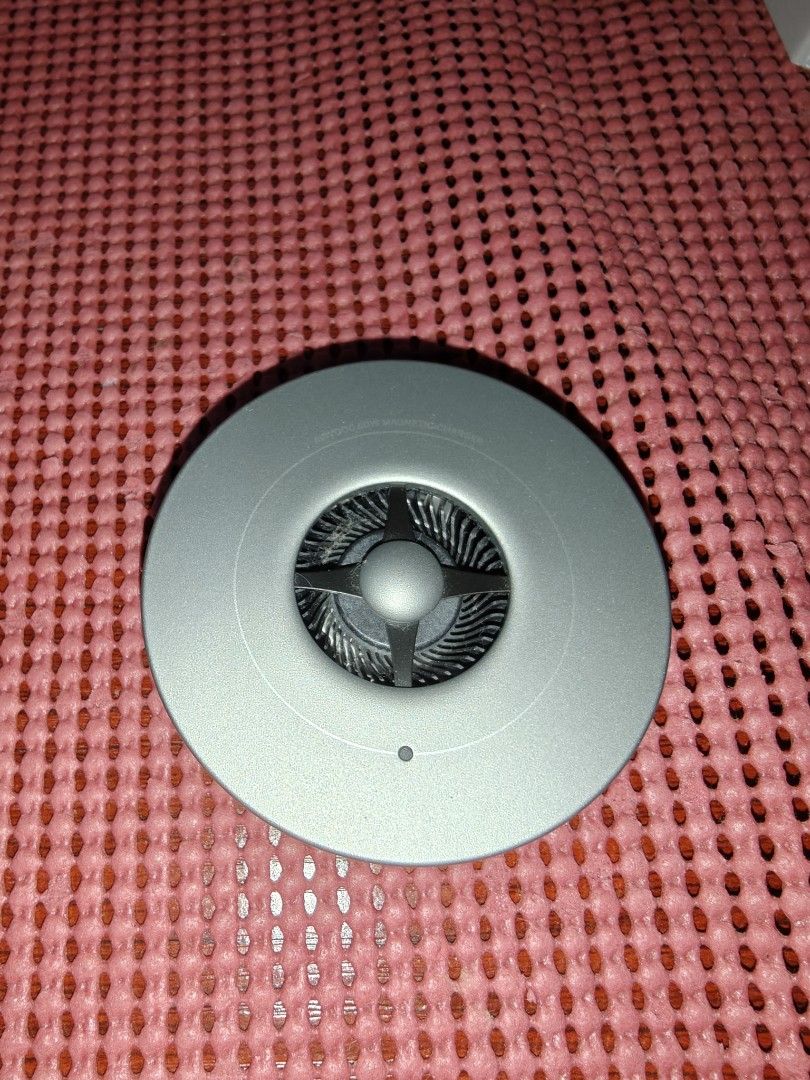 Oppo Airvooc 50w Wireless Charger (Category: Chargers & Cables) located in Dasmarinas. Submitted by deparinecarl (Listing ID 1465975330, Image 3). Description: Used on oneplus 13 and 12 Works with magsafe Oneplus/oppo airvooc compatible Supervooc charging brick and cable not included Rfs di nagagamit since mas prefer wired charging Location Dasma 2.5k negotiable.