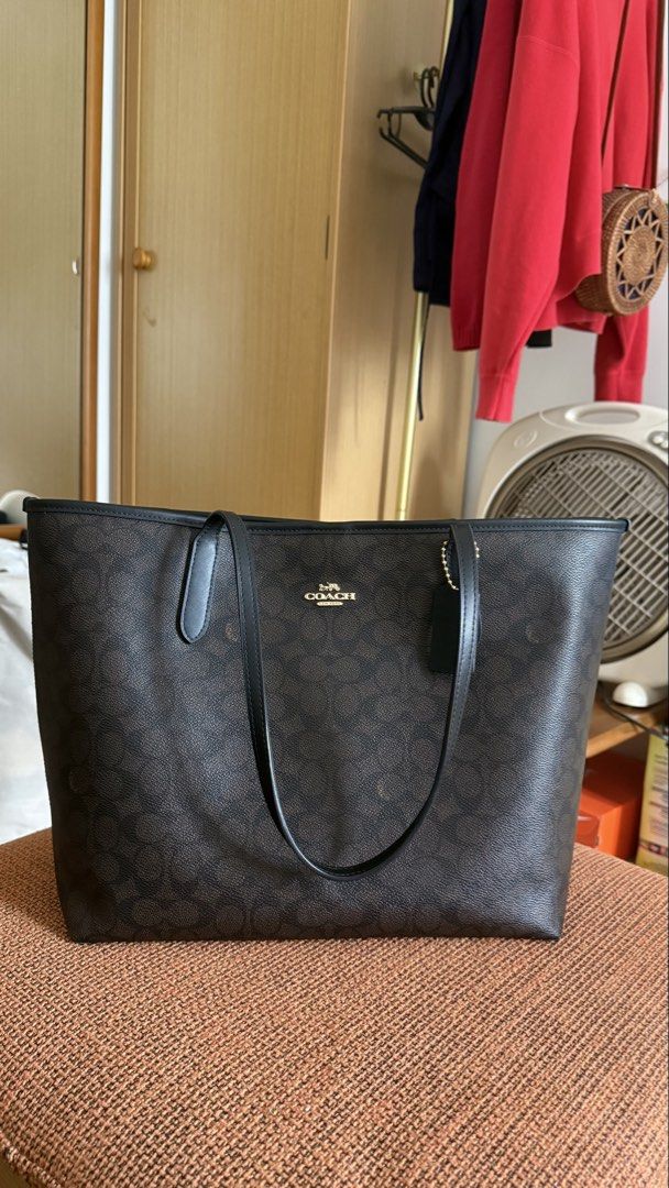 Original Coach City Tote (Category: Tote Bags) located in Manila. Submitted by hello_lilies (Listing ID 1466010687, Image 1). Description: Original Coach Cuty Tote -bought from US pasabuy -rfs: decluttering -orig price is 12k .