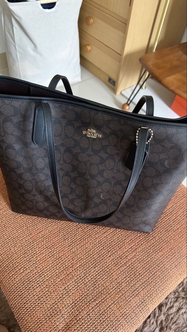 Original Coach City Tote (Category: Tote Bags) located in Manila. Submitted by hello_lilies (Listing ID 1466010687, Image 2). Description: Original Coach Cuty Tote -bought from US pasabuy -rfs: decluttering -orig price is 12k .