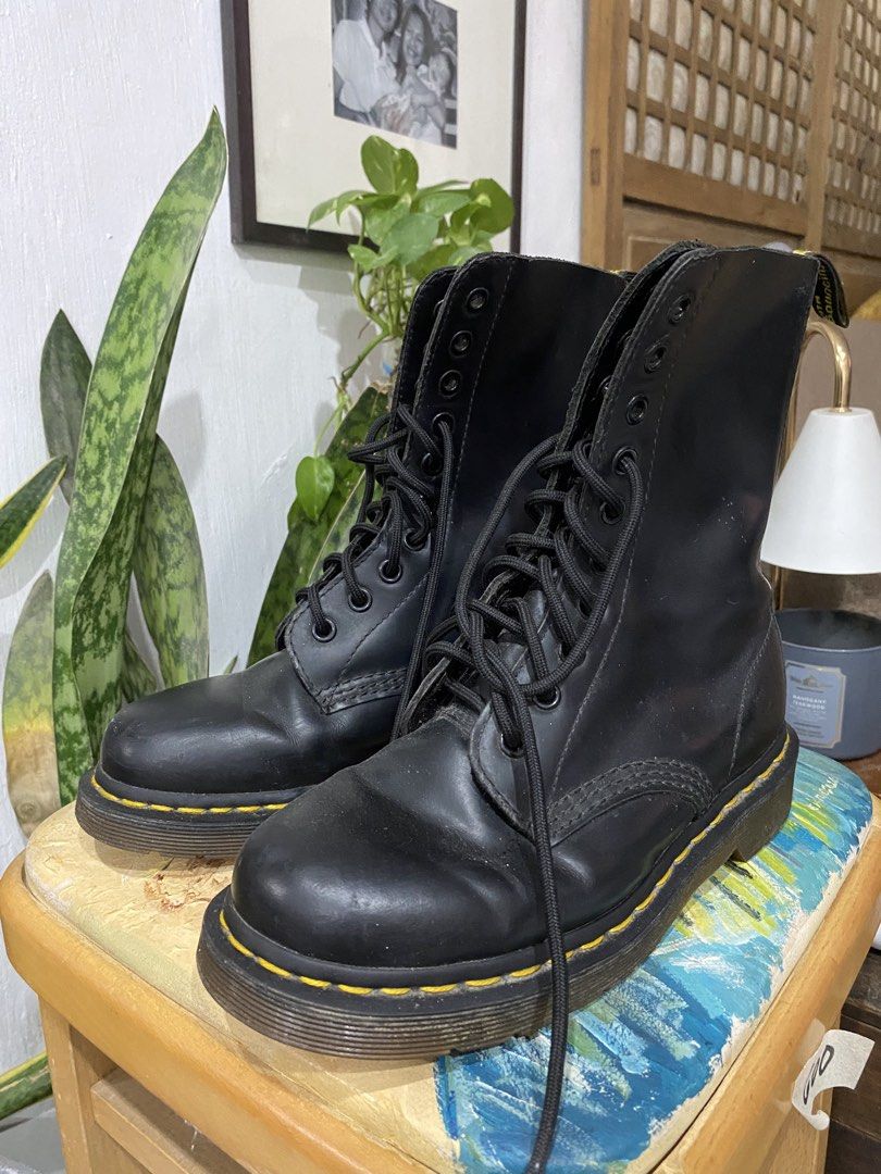 original 10 eyelet dr. martens 1490 (Category: Boots) located in Manila. Submitted by lirioraili57 (Listing ID 1466085287, Image 1). Description: 10 eyelet dr. martens has minimal scratches .