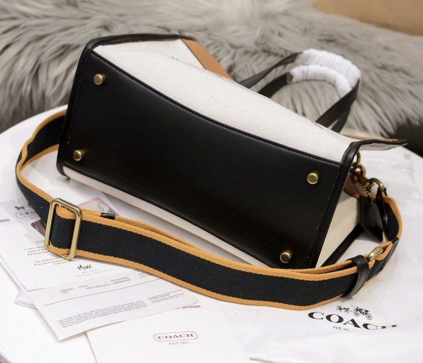 Original C o A ch Field Tote 30 (Category: Luxury Bags & Wallets) located in Tagaytay City. Submitted by zeyla (Listing ID 1466009318, Image 3). Description: Snap Closure.