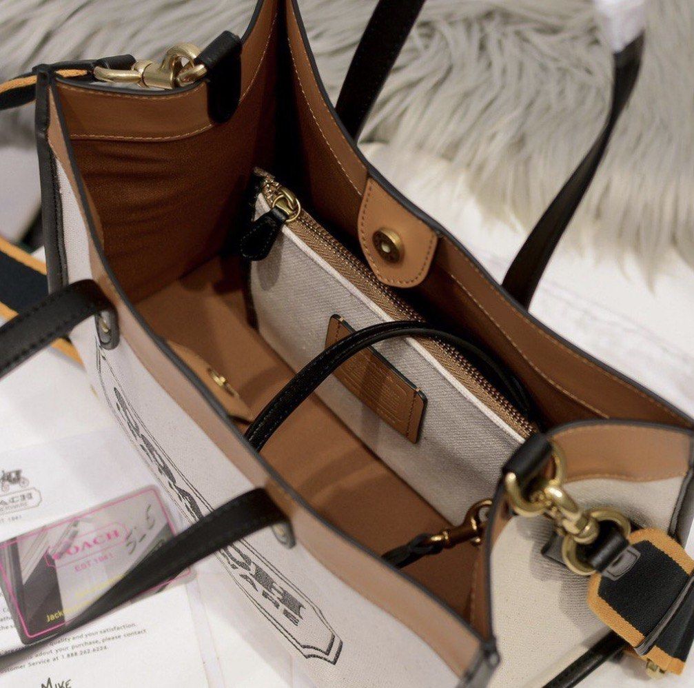 Original C o A ch Field Tote 30 (Category: Luxury Bags & Wallets) located in Tagaytay City. Submitted by zeyla (Listing ID 1466009318, Image 2). Description: Snap Closure.