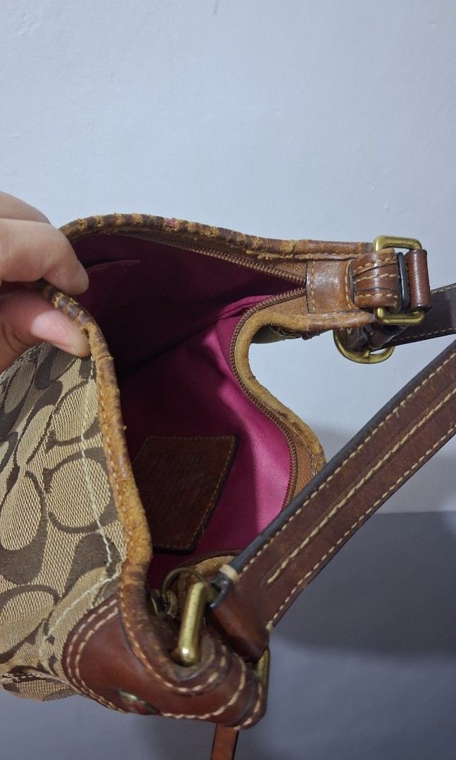 Original coach bucket small bag (Category: Shoulder Bags) located in Manila. Submitted by pengcloset (Listing ID 1466144020, Image 2). Description: .
