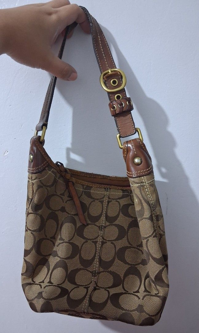 Original coach bucket small bag (Category: Shoulder Bags) located in Manila. Submitted by pengcloset (Listing ID 1466144020, Image 3). Description: .
