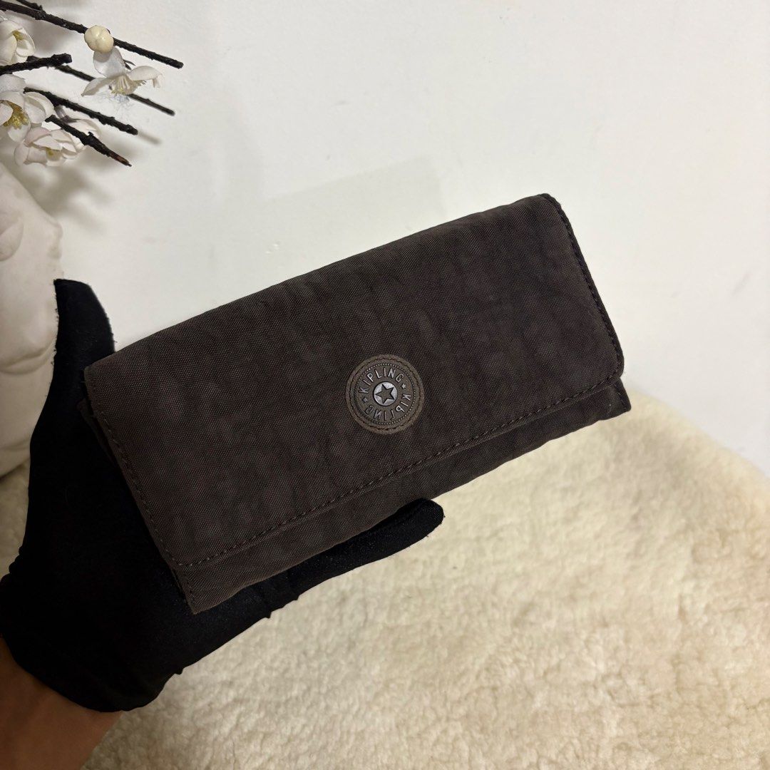 Original Kipling Japan Long Wallet (Category: Wallets & Card holders) located in Binangonan. Submitted by makoleksyon (Listing ID 1466117217, Image 2). Description: Excellent condition Like new No flaws Dami lagayan ng cards Size: 4 x 7.5 inches Bought in Japan 💯 % original Money back guarantee .