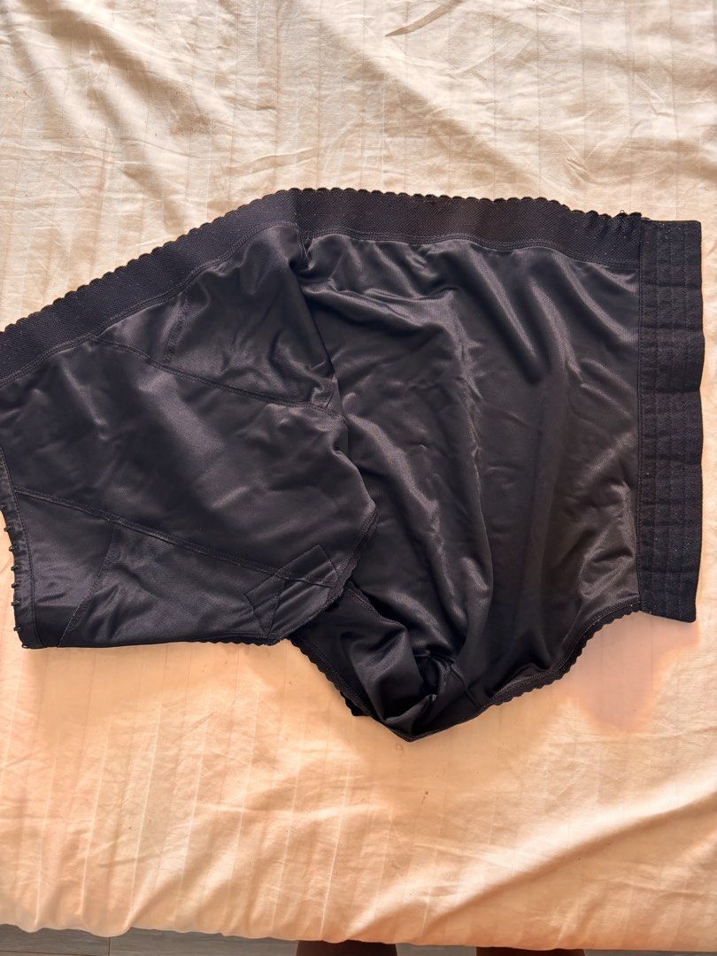 Original Wink Binder (Category: Undergarments & Loungewear) located in Santa Ana. Submitted by bellellee (Listing ID 1466005343, Image 3). Description: Used few times Super okay pa condition Size large Not faded. 2nd photo color due sa light ng photo Slightly negotiable FREE SF.