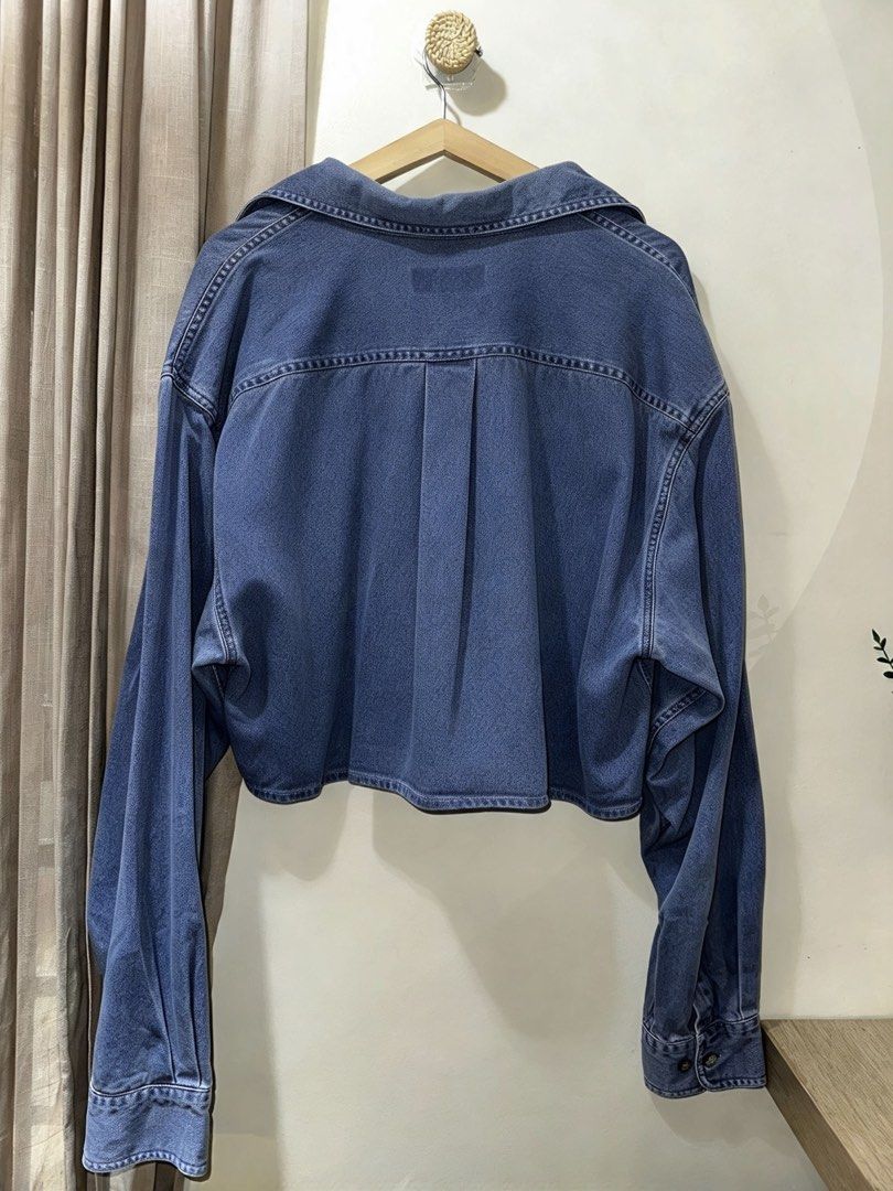 Oscar de la Renta Soft Denim Crop Jacket (Category: Coats, Jackets and Outerwear) located in Pasig City. Submitted by lovedbymori_ (Listing ID 1466086756, Image 2). Description: Good as new! Worn less than 5x. Versatile and easy to dress up or down. .