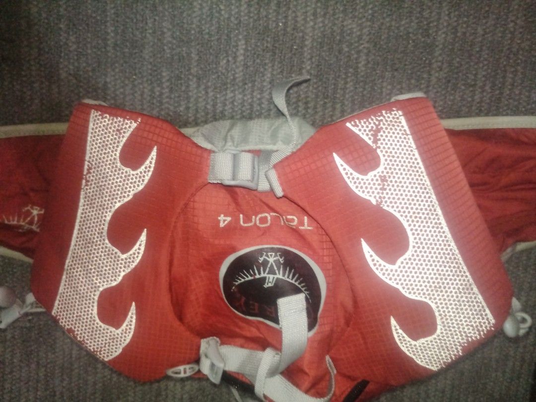OSPREY TALON HIP PACK (Category: Travel Essentials & Accessories) located in Caloocan City. Submitted by rymorales (Listing ID 1465994290, Image 3). Description: OSPREY TALON 4 Used/all zippers and compartments are intact.