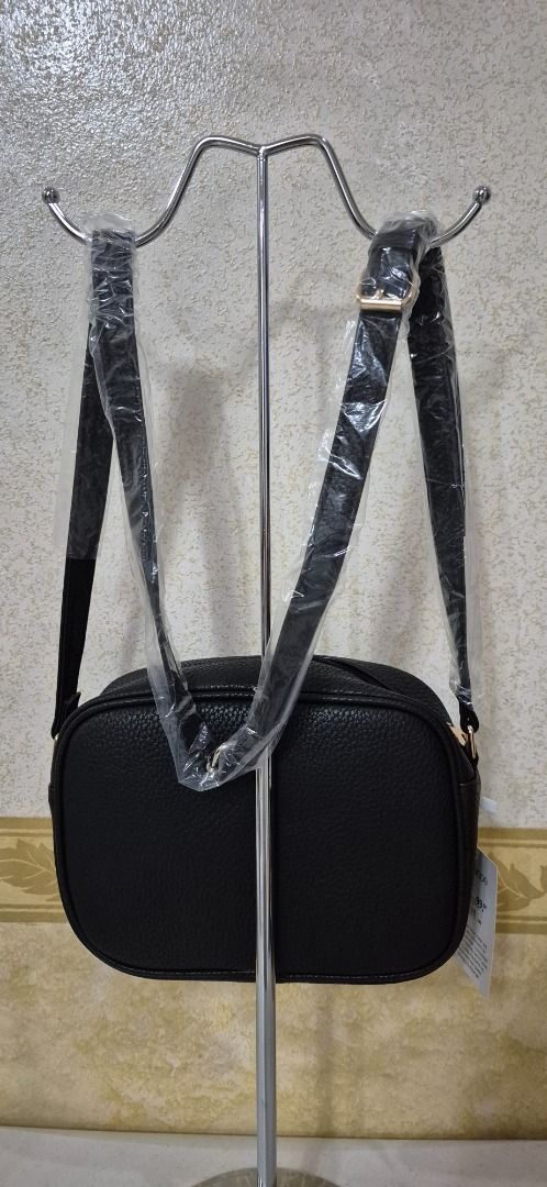 P11-850 Panelope Black Soft Camera Sling bag (Category: Cross-body Bags) located in Valenzuela. Submitted by dailyhappyfinds (Listing ID 1466099459, Image 3). Description: BRAND: Penelope -Brand new with tag -Sling bag *Mall pullout/ factory pullout. Please manage your expectations. .