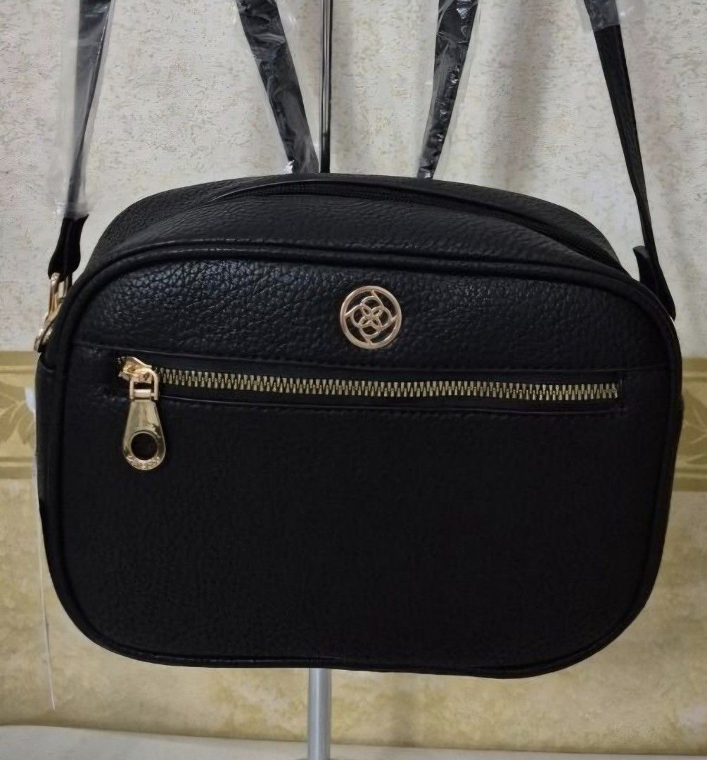 P11-850 Panelope Black Soft Camera Sling bag (Category: Cross-body Bags) located in Valenzuela. Submitted by dailyhappyfinds (Listing ID 1466099459, Image 1). Description: BRAND: Penelope -Brand new with tag -Sling bag *Mall pullout/ factory pullout. Please manage your expectations. .