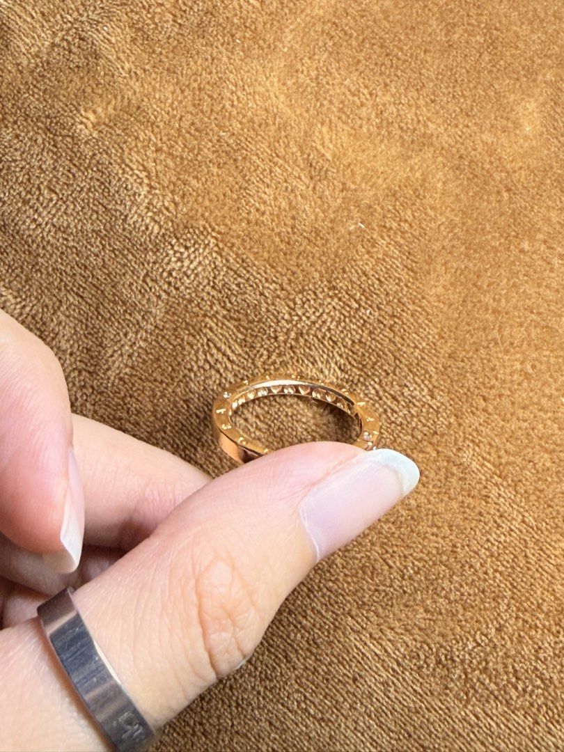 [RUSH] Pandora Rose Gold Logo & Hearts Ring (Category: Rings) located in Dasmarinas. Submitted by declutter.mai (Listing ID 1466100343, Image 3). Description: - Authentic Pandora Rose Gold Ring - Features sparkling clear cubic zirconia stones with square framing - Adorned with sweet cutout hearts along the inner band - Signature Pandora logo engraved subtly on the sides - Sleek, stackable design with polished outer edges - Condition: Excellent / 