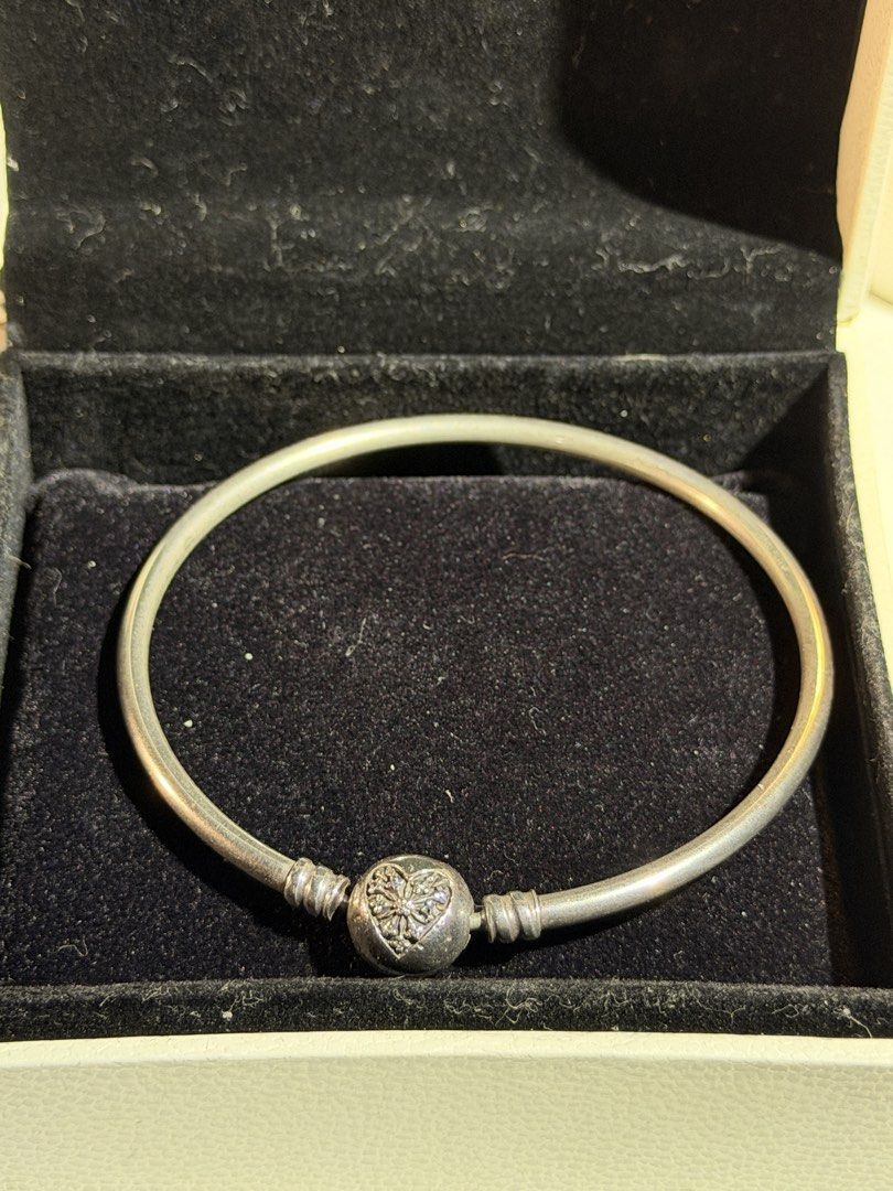 Pandora Silver Bangle with Clasp (Category: Bracelets) located in Las Pinas. Submitted by a_clutter (Listing ID 1466058138, Image 2). Description: MOP: BPI / GoTyme Please send a copy of your payment receipt or confirmation as proof of payment. ♡ Feel free to message me for more inquiries! .