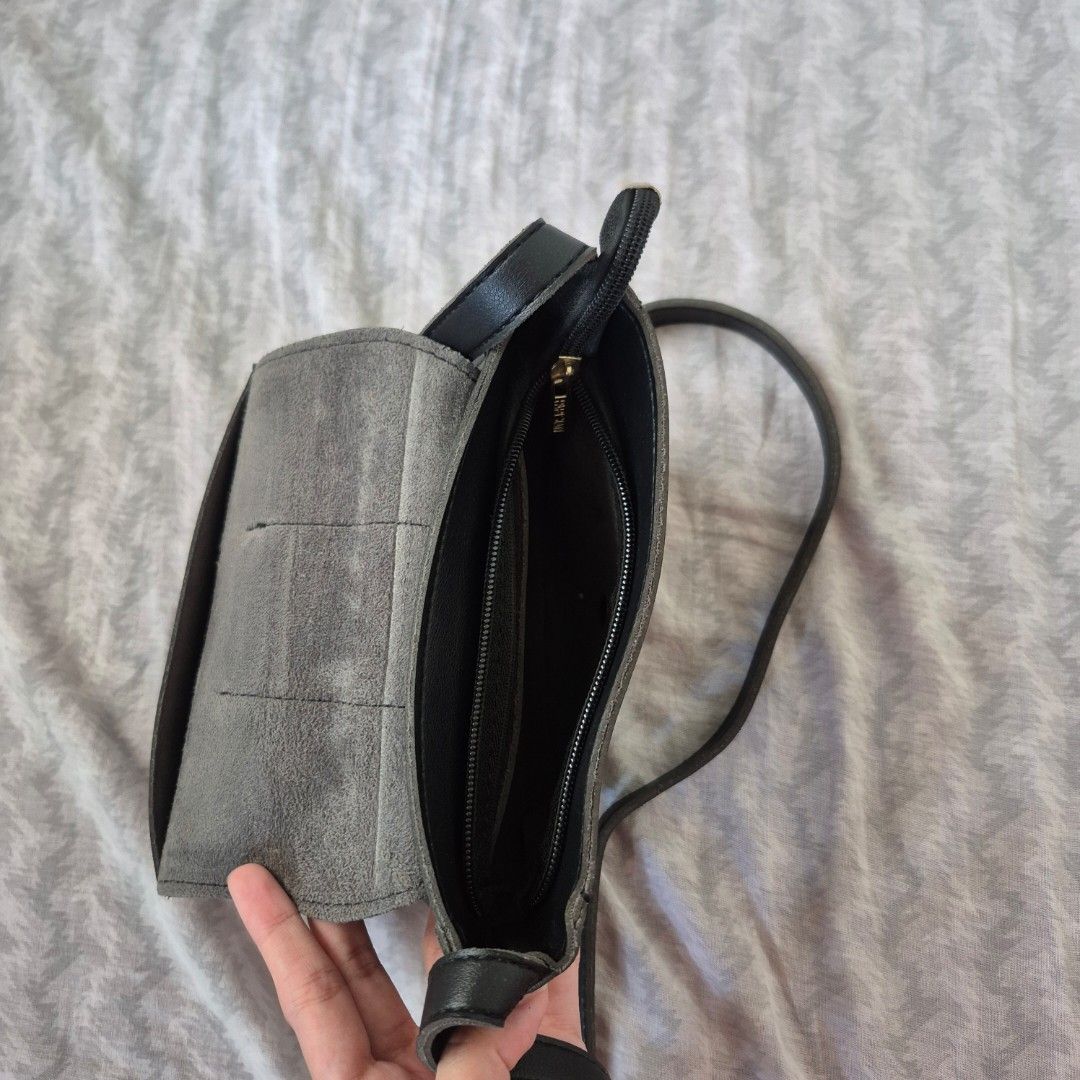 Parisian Black Bag (Category: Luxury Bags & Wallets) located in Tacloban City. Submitted by calladaine (Listing ID 1466019869, Image 2). Description: preloved black bag with zipper brand: Parisian no issues nor defects.
