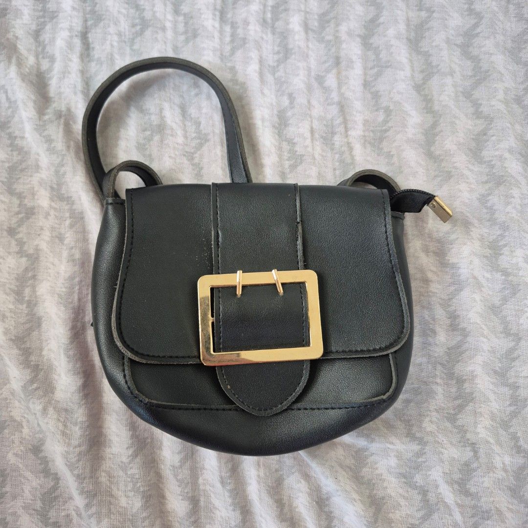 Parisian Black Bag (Category: Luxury Bags & Wallets) located in Tacloban City. Submitted by calladaine (Listing ID 1466019869, Image 1). Description: preloved black bag with zipper brand: Parisian no issues nor defects.