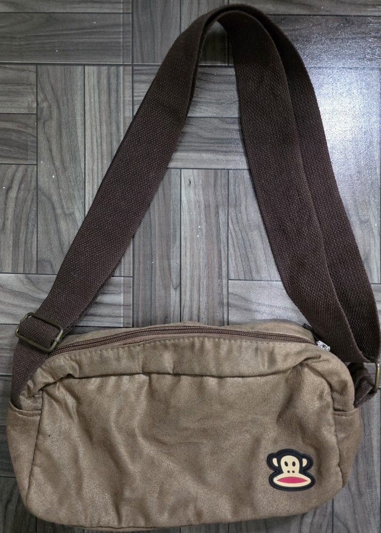 Paul Frank Sling Bag (Category: Kids Toys) located in Quezon City. Submitted by thriftstershop (Listing ID 1466101939, Image 1). Description: Brand: Paul Frank Condition: Very Good May bakbak na sa loob Meet up: Trinoma or LRT 2 Anonas Shipping: LBC - Weekdays J&T - Weekends.