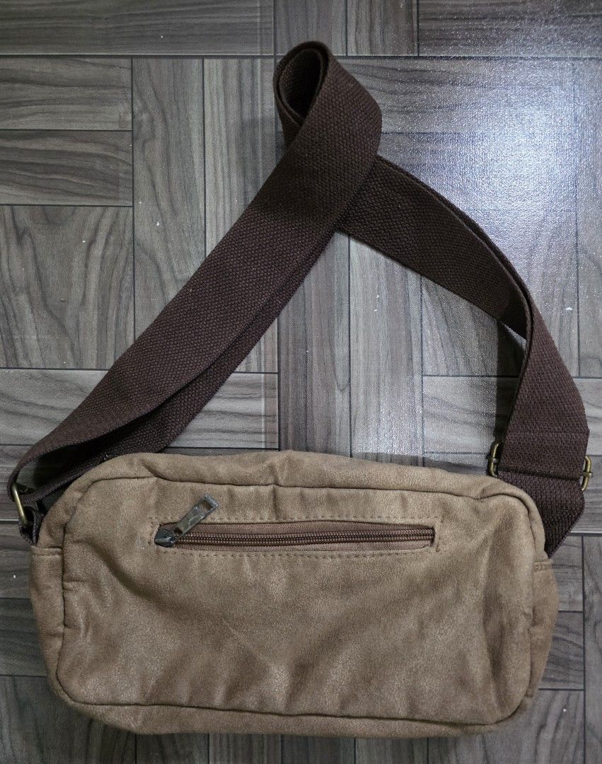Paul Frank Sling Bag (Category: Kids Toys) located in Quezon City. Submitted by thriftstershop (Listing ID 1466101939, Image 2). Description: Brand: Paul Frank Condition: Very Good May bakbak na sa loob Meet up: Trinoma or LRT 2 Anonas Shipping: LBC - Weekdays J&T - Weekends.