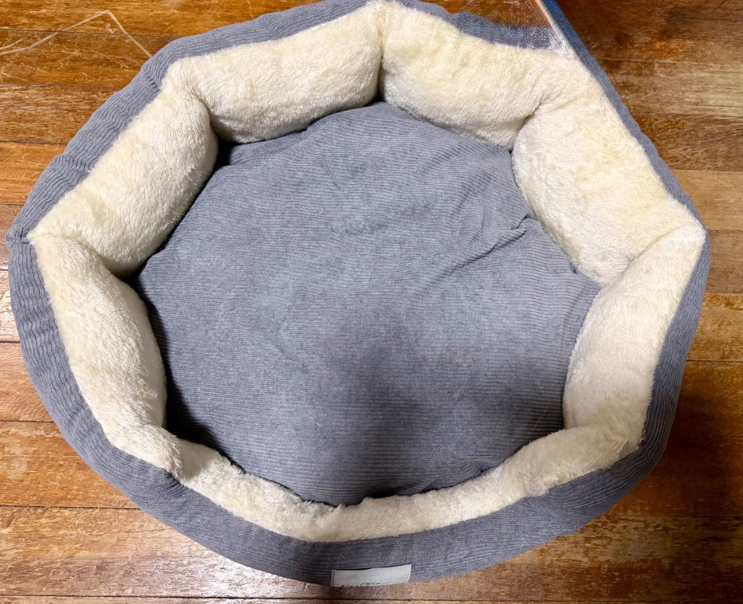 Pawtalk Grey and Cream Plush Pet Bed (Category: Bedding & Towels) located in Pasig City. Submitted by holybeany.earth (Listing ID 1466129794, Image 1). Description: - Suitable for: Small dogs or cats - Design: Round shape with raised walls for head resting - Exterior: Grey textured fabric - Interior: Thick, soft cream fluffy lining with extra cushioning .