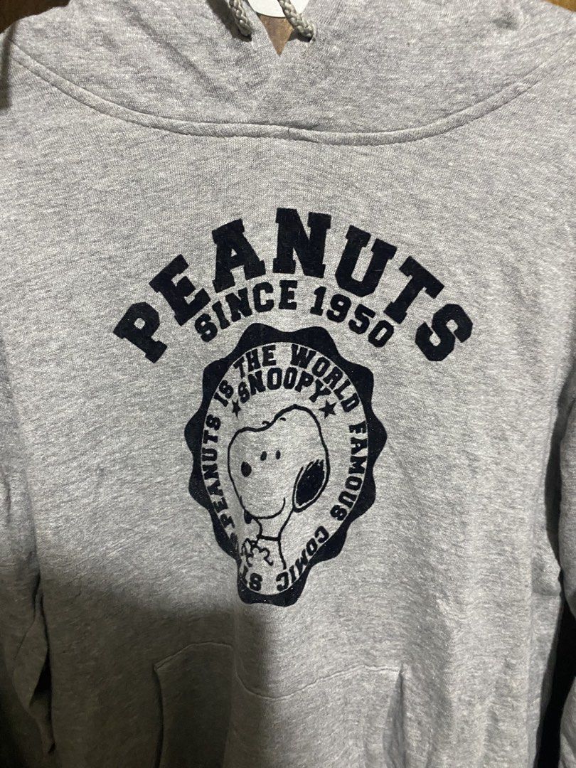 Peanuts Snoopy Grey Hoodie Size M (Category: Hoodies) located in Imus. Submitted by frootiloots4103 (Listing ID 1466002264, Image 2). Description: - Brand: Official Peanuts Worldwide Merchandise - Design: Large Snoopy front graphic with bold text across the back - Color: Heather Grey - Size: Medium 21x27 - Features: Drawstring hood, front kangaroo pocket, ribbed cuffs and hem - Condition: Excellent / Ready to ship OPEN FOR NEGO (best if aspack) �