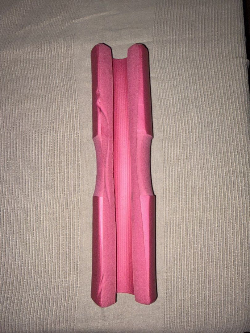 Pink Barbell Squat Pad (Category: Weights & Dumbbells) located in Quezon City. Submitted by katedeclutter (Listing ID 1466066201, Image 2). Description: - Pink barbell pad perfect for heavy squats and hip thrusts - Thick foam cushioning protects your neck and shoulders during lifts - Rfs: not using anymore.