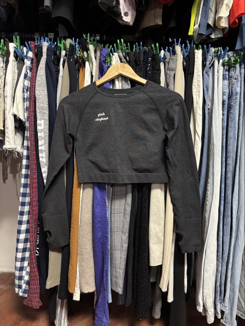 pink elephant (Category: Activewear) located in Pila. Submitted by isabelasthriftclothes (Listing ID 1466045337, Image 1). Description: .