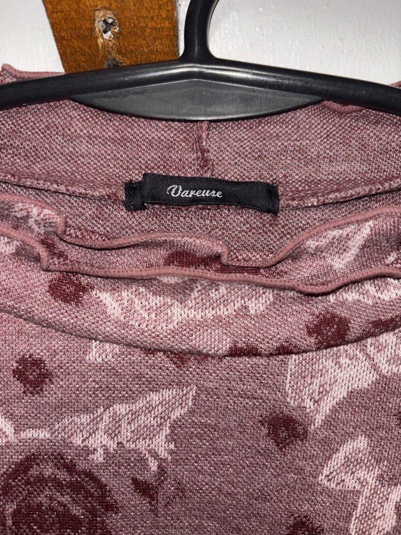 Pink Floral Long Sleeves (Category: Longsleeves) located in San Mateo. Submitted by guddaze (Listing ID 1466147956, Image 2). Description: Length - 21.5" Width - 19" Sleeve length - 20.5" For reference, I'm 5"5, 58kg, 28 inch waistline 🚚 Shipping can be done via J&T Express/Lalamove, and the shipping fee will be shouldered by the buyer. 📍 Location: San Mateo, Rizal 🏦 Mode of payment: GCash/Maya/Maribank.