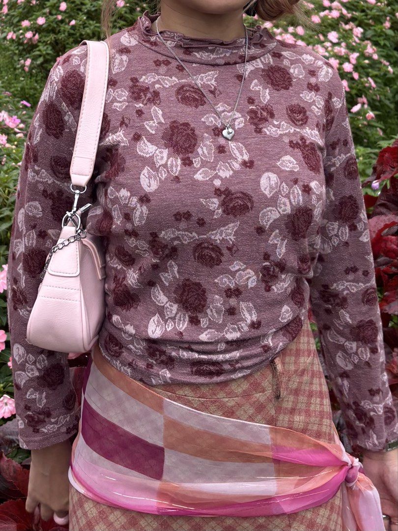 Pink Floral Long Sleeves (Category: Longsleeves) located in San Mateo. Submitted by guddaze (Listing ID 1466147956, Image 3). Description: Length - 21.5" Width - 19" Sleeve length - 20.5" For reference, I'm 5"5, 58kg, 28 inch waistline 🚚 Shipping can be done via J&T Express/Lalamove, and the shipping fee will be shouldered by the buyer. 📍 Location: San Mateo, Rizal 🏦 Mode of payment: GCash/Maya/Maribank.