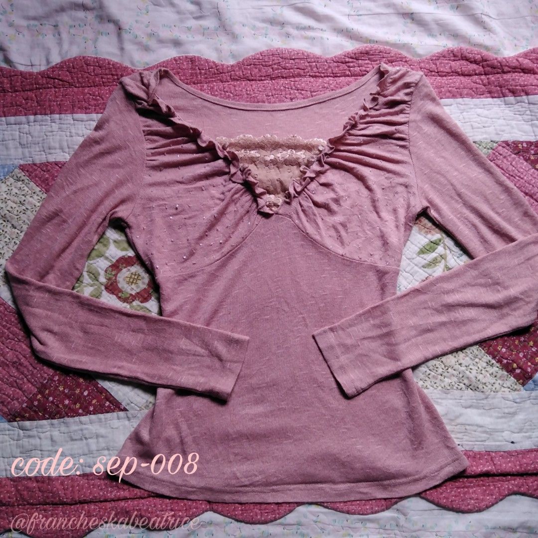 pink long sleeve (Category: Longsleeves) located in Butuan. Submitted by francheskabeatrice03 (Listing ID 1466091911, Image 1). Description: thrifted item, has slight washable yellow stains at the back.