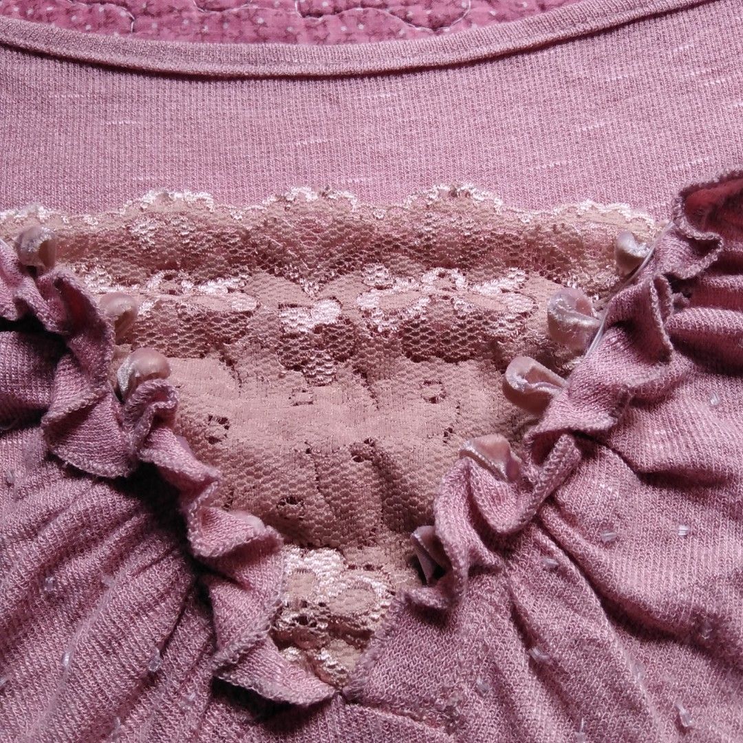 pink long sleeve (Category: Longsleeves) located in Butuan. Submitted by francheskabeatrice03 (Listing ID 1466091911, Image 3). Description: thrifted item, has slight washable yellow stains at the back.