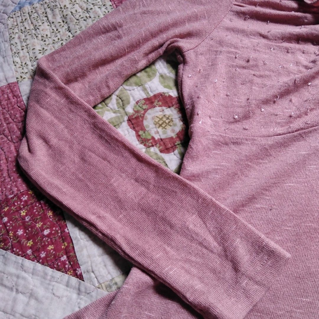 pink long sleeve (Category: Longsleeves) located in Butuan. Submitted by francheskabeatrice03 (Listing ID 1466091911, Image 2). Description: thrifted item, has slight washable yellow stains at the back.