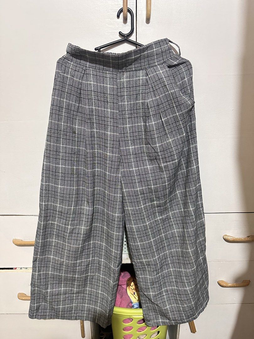 Plaid wideleg/squarepants (Category: Other Bottoms) located in Tandag. Submitted by kawaiispreloved (Listing ID 1466067067, Image 1). Description: Size 25-28 waistline 36 inches length.
