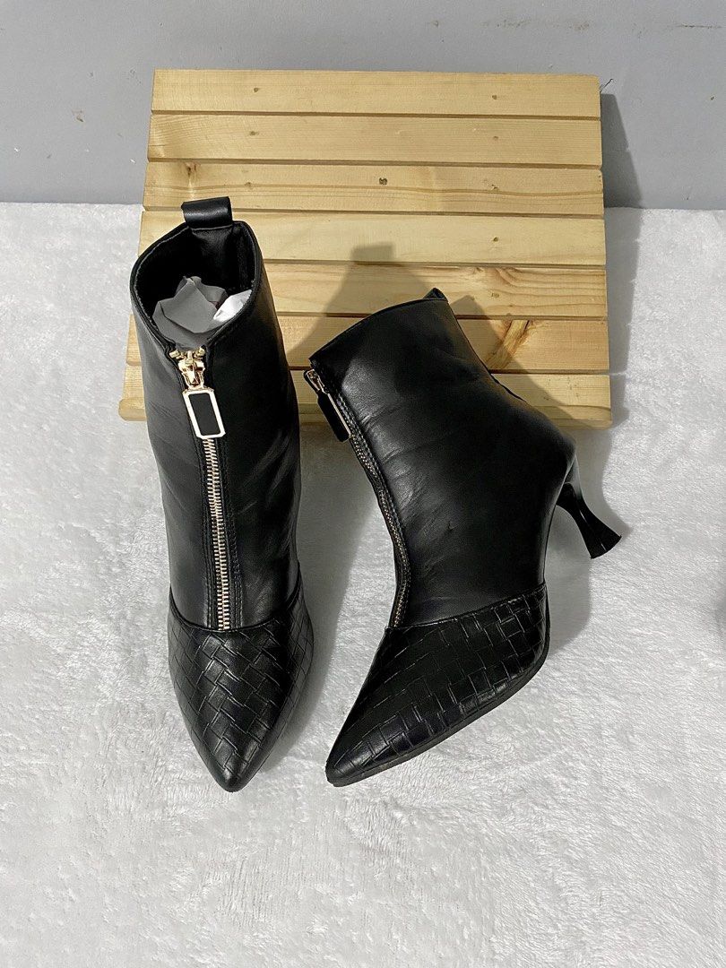 pointed ankle boots (Category: Boots) located in Bulacan. Submitted by parapapa (Listing ID 1466106886, Image 1). Description: 38-39 / 24.5cm heels 2”.