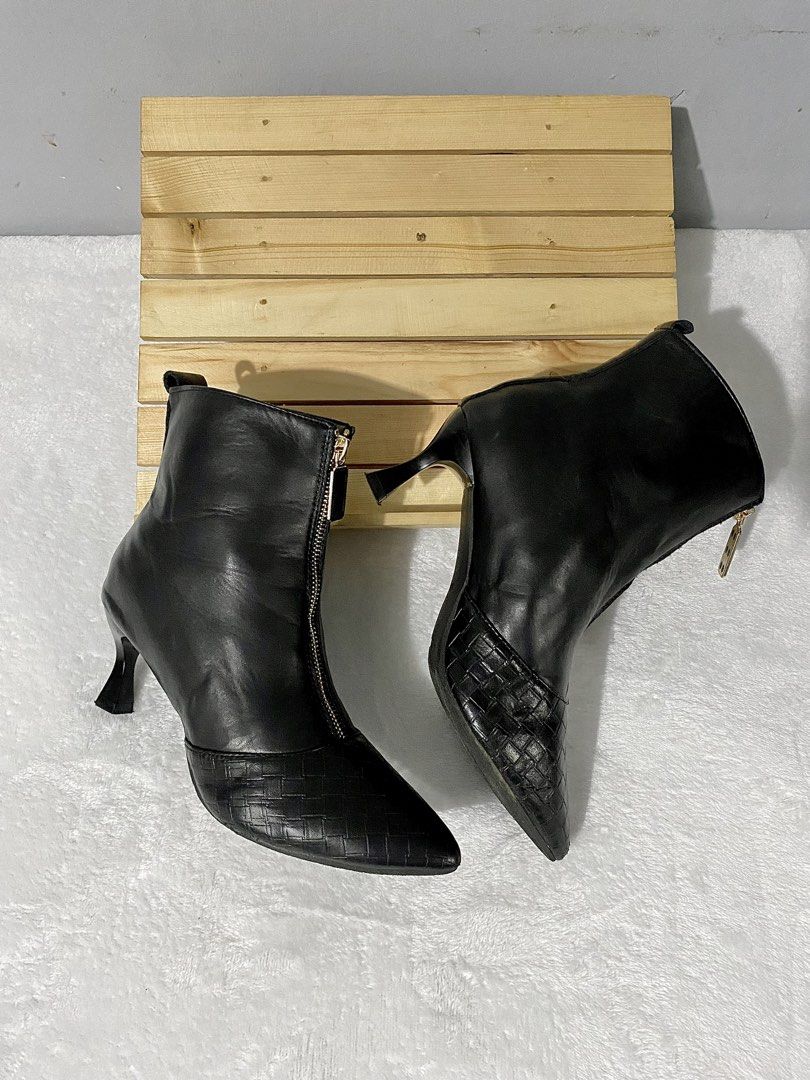 pointed ankle boots (Category: Boots) located in Bulacan. Submitted by parapapa (Listing ID 1466106886, Image 2). Description: 38-39 / 24.5cm heels 2”.