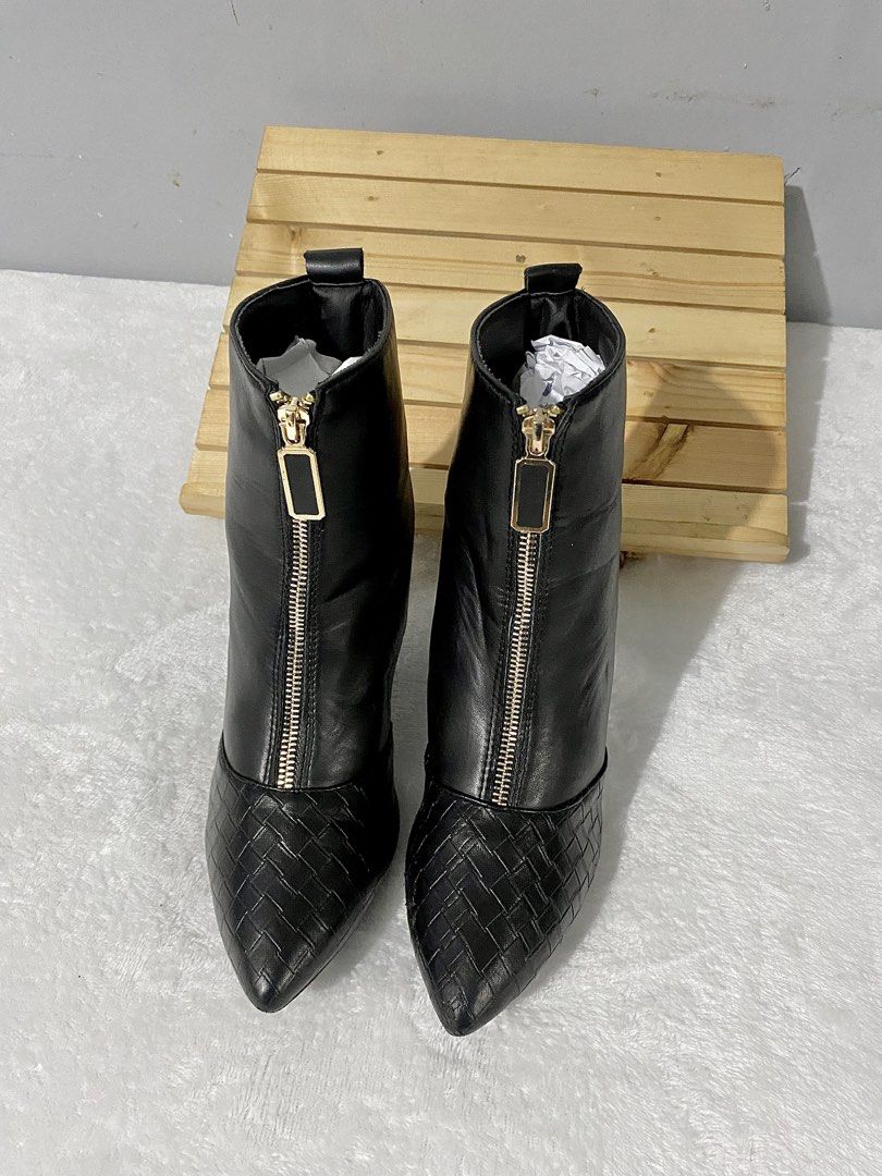 pointed ankle boots (Category: Boots) located in Bulacan. Submitted by parapapa (Listing ID 1466106886, Image 3). Description: 38-39 / 24.5cm heels 2”.