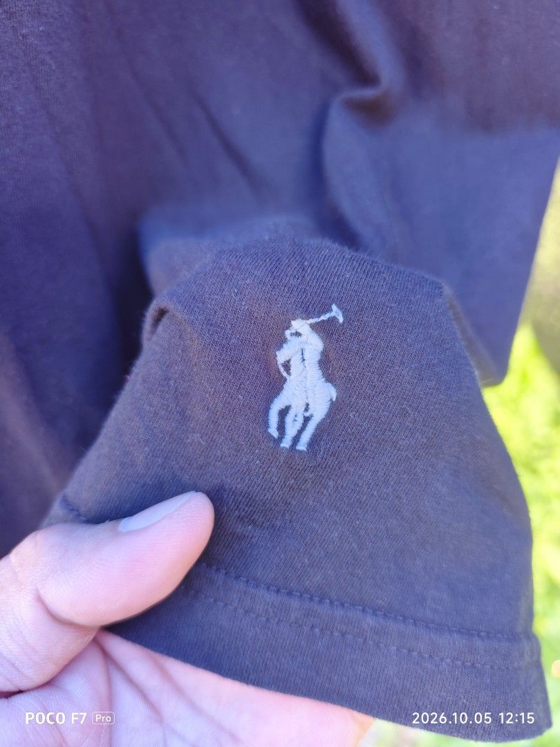 Polo by Ralph Lauren (Category: Activewear) located in Mexico. Submitted by josephnuqui1980 (Listing ID 1466130255, Image 2). Description: A black cotton crewneck t-shirt featuring the signature embroidered pony logo near the lower hem and a Polo Ralph Lauren neck label..