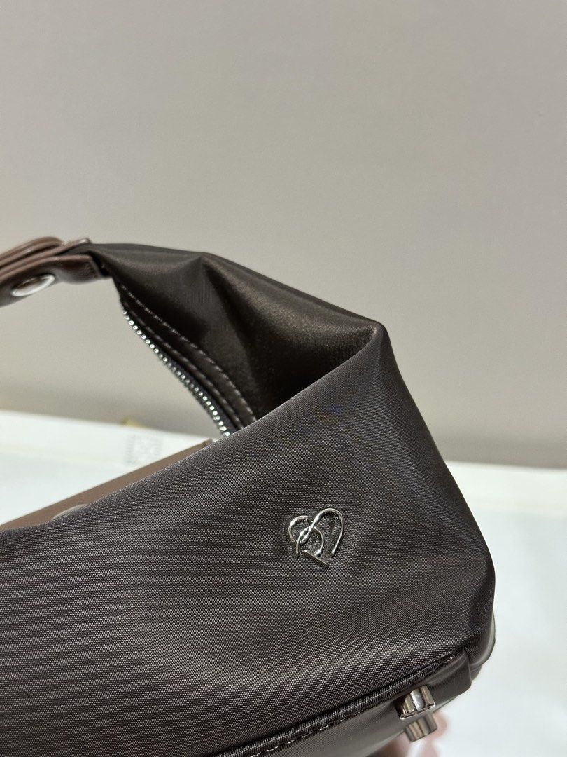 Pony Twentyeight Moya Nylon Bag (Small) (Category: Cross-body Bags) located in Caloocan City. Submitted by kyleangelurt (Listing ID 1466136826, Image 3). Description: FOR SALE: Pony Twentyeight Moya Nylon Bag (Small) ✨ Color: Choco ✨ Condition: Brand New ✨100% Original from 🇹🇭 Inclusions: ✔️ Short & Long Strap ✔️ Eco Bag & Dust Bag 🏷️ 1,500 💬 RFS: Decluttering 📍 Location: Sta. Cruz, Manila 🛵 Delivery: Lalamove 💌 PM for actual photos.