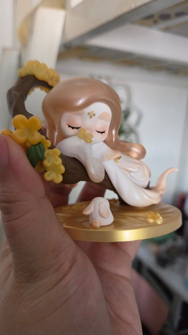 Popmart Chaka Moon Gazing Figure Boxed (Category: Designer & Blind Box Toys) located in Valenzuela. Submitted by heybuythiss (Listing ID 1465974176, Image 3). Description: displayed only sa acrylic box 📌 Valenzuela.