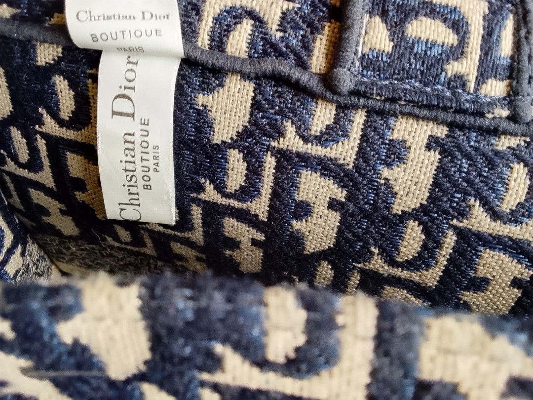 Preloved Christian Dior tote Large (Category: Luxury Bags & Wallets) located in Alicia. Submitted by celynahambotruecelyna39 (Listing ID 1466101069, Image 3). Description: in good condition.
