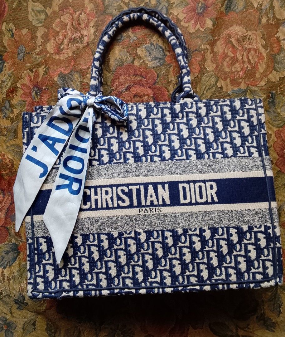 Preloved Christian Dior tote Large (Category: Luxury Bags & Wallets) located in Alicia. Submitted by celynahambotruecelyna39 (Listing ID 1466101069, Image 1). Description: in good condition.