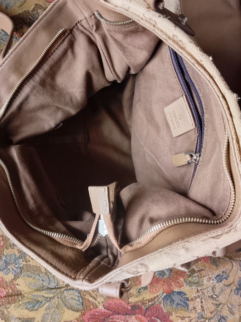 Preloved Gucci Shoulder bag Large (Category: Luxury Bags & Wallets) located in Alicia. Submitted by celynahambotruecelyna39 (Listing ID 1466100788, Image 3). Description: in good condition.