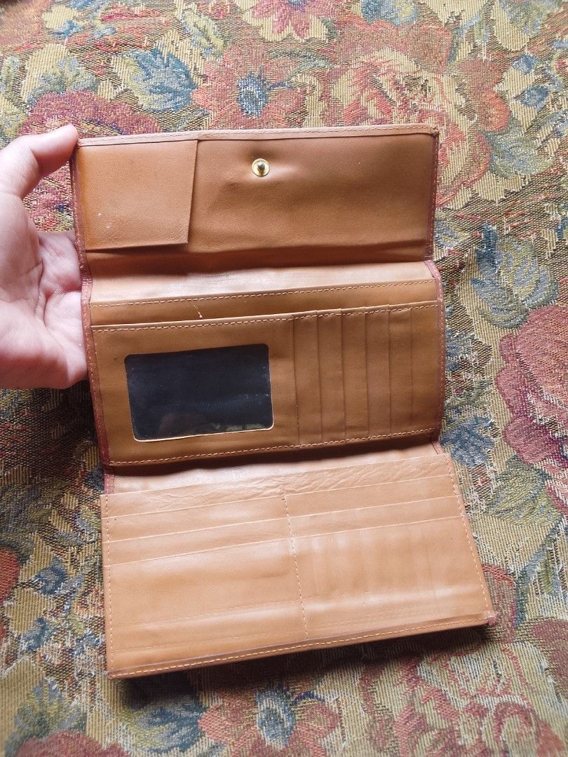Preloved wallets Take all (Category: Wallets & Card holders) located in Alicia. Submitted by celynahambotruecelyna39 (Listing ID 1466102251, Image 3). Description: Mix wallet take all 4.