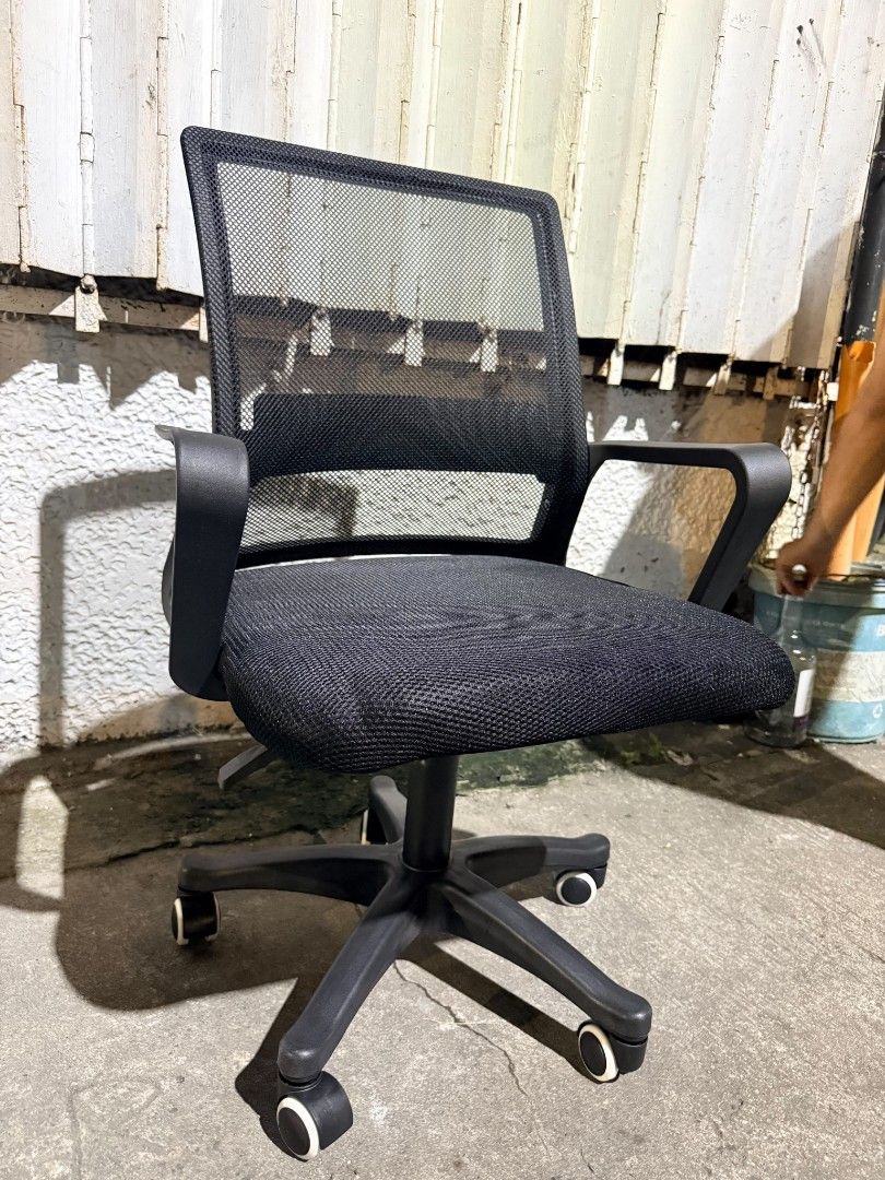 Premium office chair (Category: Chairs) located in Manila. Submitted by dolorchris69891 (Listing ID 1466080510, Image 1). Description: Premium office chair 2,100.