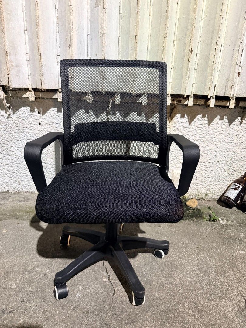 Premium office chair (Category: Chairs) located in Manila. Submitted by dolorchris69891 (Listing ID 1466080510, Image 2). Description: Premium office chair 2,100.