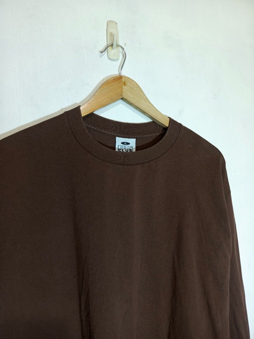 PRO CLUB LONG SLEEVES CHOCO BROWN (Category: Tshirts & Polo Shirts ) located in Baguio. Submitted by 074thriftmania (Listing ID 1466121024, Image 2). Description: - Brand: Pro Club - Style: Heavyweight long sleeve t-shirt / Streetwear basic - Color: Solid Brown - Size: XL - Material: 100% thick cotton with ribbed crewneck and cuffs - Origin: US fabric, assembled in Mexico - Condition: Clean, great overall condition with no major flaws length 29" 