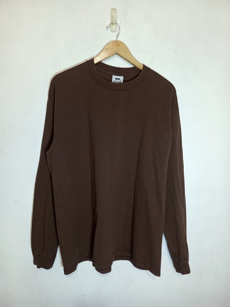 PRO CLUB LONG SLEEVES CHOCO BROWN (Category: Tshirts & Polo Shirts ) located in Baguio. Submitted by 074thriftmania (Listing ID 1466121024, Image 1). Description: - Brand: Pro Club - Style: Heavyweight long sleeve t-shirt / Streetwear basic - Color: Solid Brown - Size: XL - Material: 100% thick cotton with ribbed crewneck and cuffs - Origin: US fabric, assembled in Mexico - Condition: Clean, great overall condition with no major flaws length 29" 
